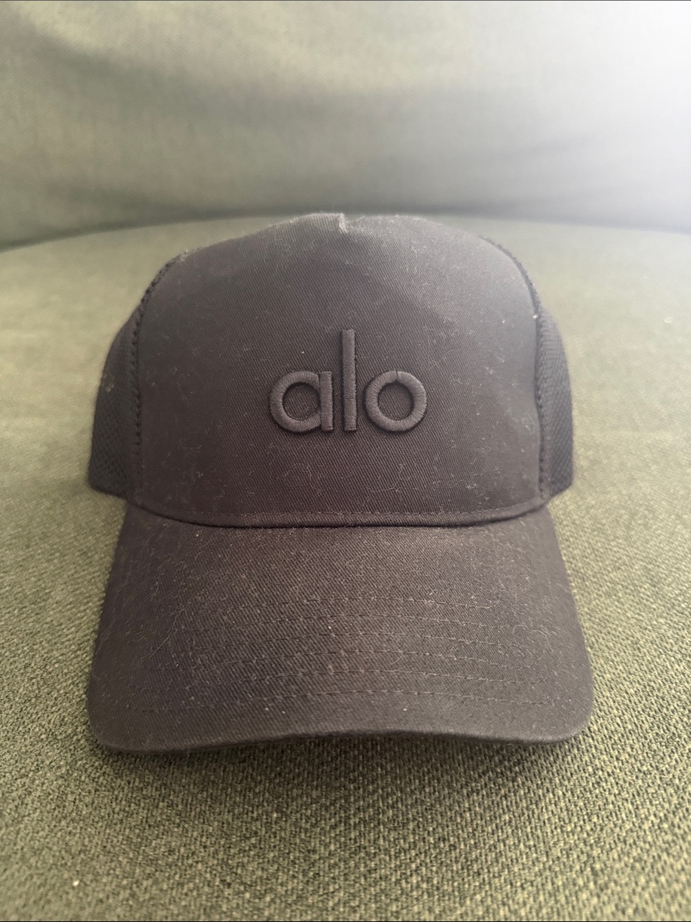 ALO Yoga Men’s Black Embroidered Logo Trucker Hat